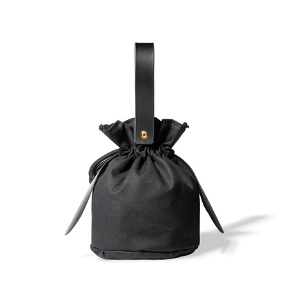 Roavan（ローバン） Gossipy Bunny（ゴシッピーバニー） Bunny Vup（バニーバップ） 巾着型ポーチ。倉敷帆布とブラックレザーの構成、丸底形状、SMロープ、本革ループハンドル、垂れ耳モチーフを特徴とする携行用小型ポーチ。