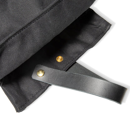 Roavan（ローバン） Gossipy Bunny（ゴシッピーバニー） Bunny Vup（バニーバップ） 巾着型ポーチ。倉敷帆布とブラックレザーの構成、丸底形状、SMロープ、本革ループハンドル、垂れ耳モチーフを特徴とする携行用小型ポーチ。