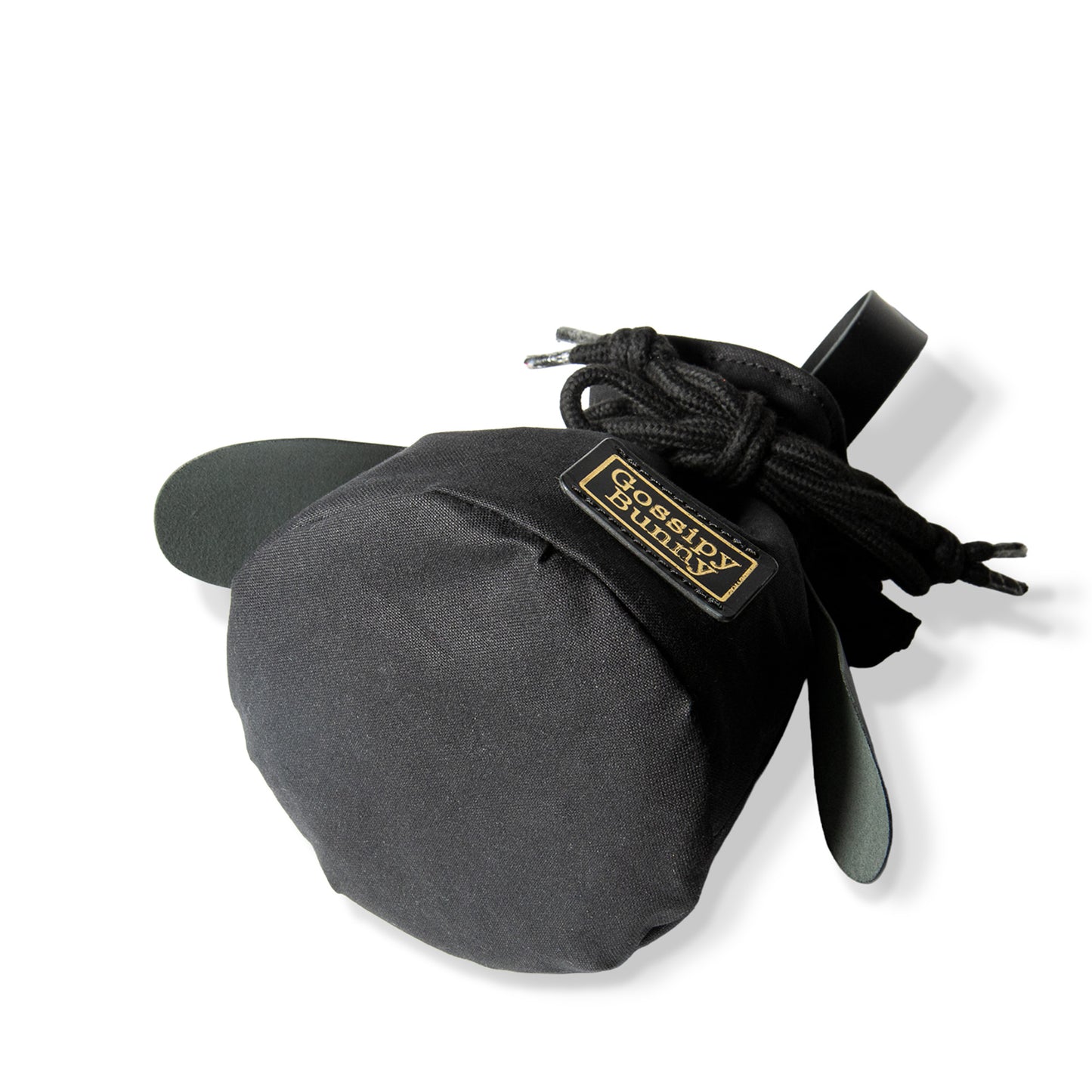 Roavan（ローバン） Gossipy Bunny（ゴシッピーバニー） Bunny Vup（バニーバップ） 巾着型ポーチ。倉敷帆布とブラックレザーの構成、丸底形状、SMロープ、本革ループハンドル、垂れ耳モチーフを特徴とする携行用小型ポーチ。