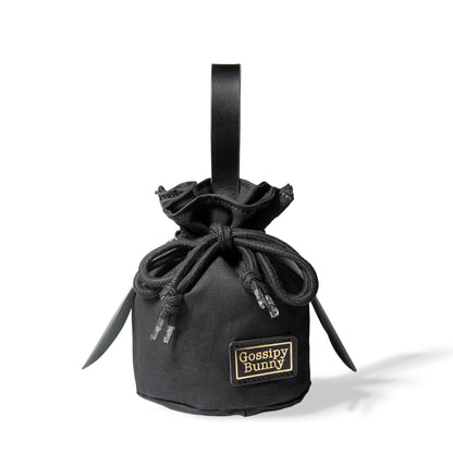 Roavan（ローバン） Gossipy Bunny（ゴシッピーバニー） Bunny Vup（バニーバップ） 巾着型ポーチ。倉敷帆布とブラックレザーの構成、丸底形状、SMロープ、本革ループハンドル、垂れ耳モチーフを特徴とする携行用小型ポーチ。