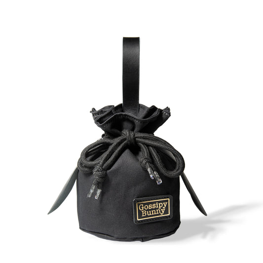 Roavan（ローバン） Gossipy Bunny（ゴシッピーバニー） Bunny Vup（バニーバップ） 巾着型ポーチ。倉敷帆布とブラックレザーの構成、丸底形状、SMロープ、本革ループハンドル、垂れ耳モチーフを特徴とする携行用小型ポーチ。