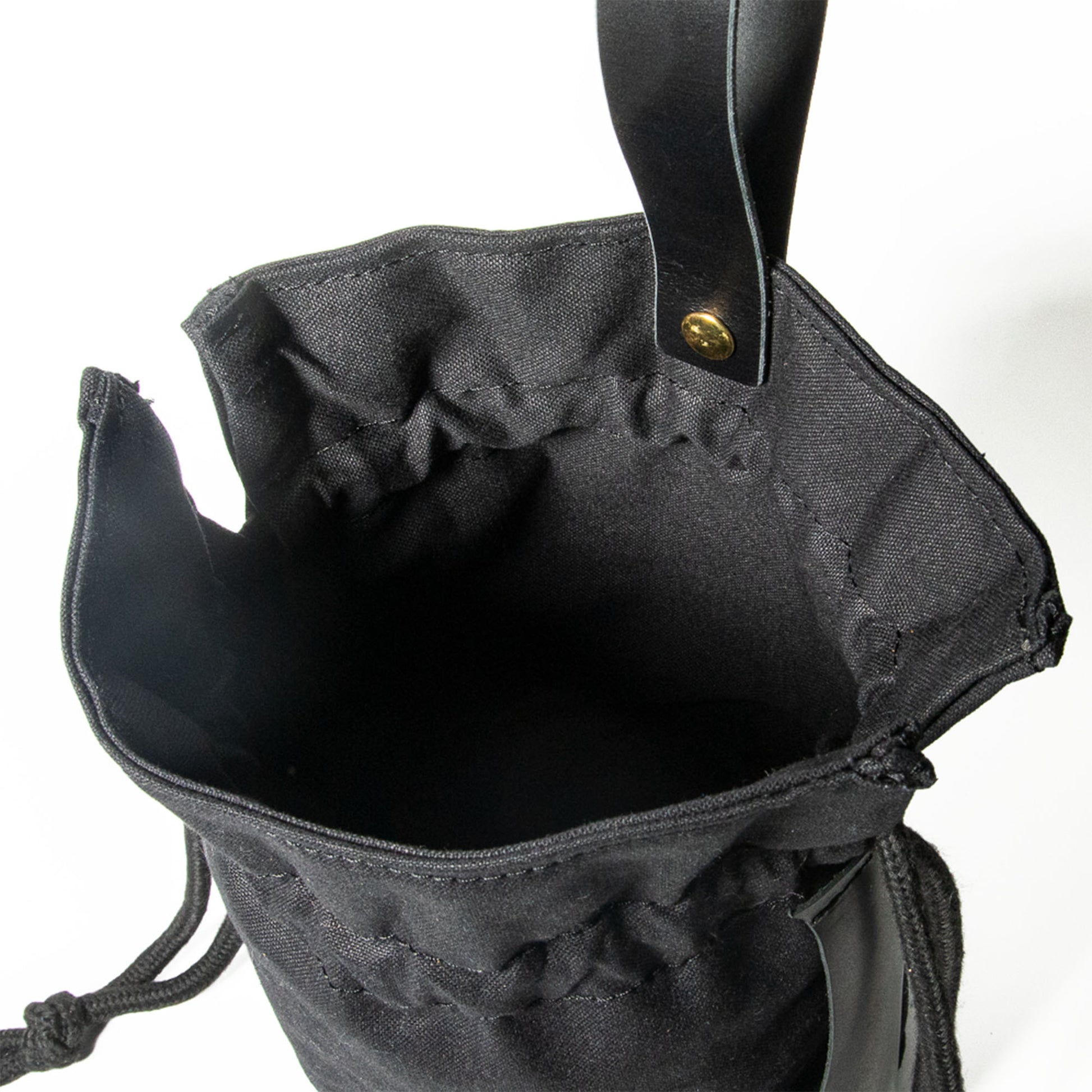 Roavan（ローバン） Gossipy Bunny（ゴシッピーバニー） Bunny Vup（バニーバップ） 巾着型ポーチ。倉敷帆布とブラックレザーの構成、丸底形状、SMロープ、本革ループハンドル、垂れ耳モチーフを特徴とする携行用小型ポーチ。