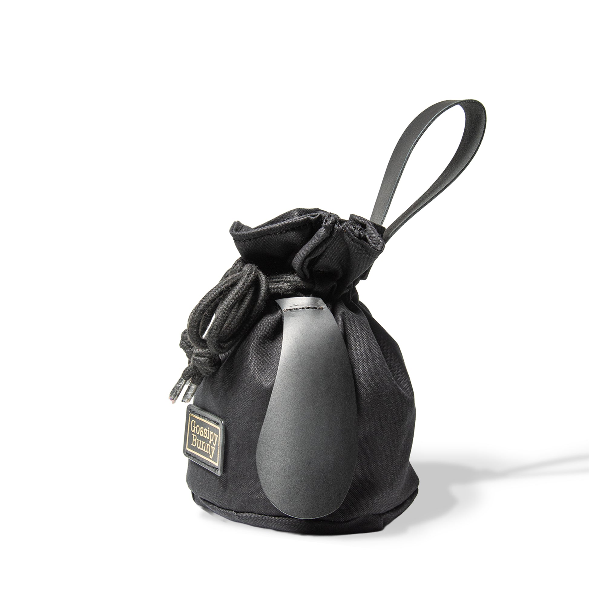 Roavan（ローバン） Gossipy Bunny（ゴシッピーバニー） Bunny Vup（バニーバップ） 巾着型ポーチ。倉敷帆布とブラックレザーの構成、丸底形状、SMロープ、本革ループハンドル、垂れ耳モチーフを特徴とする携行用小型ポーチ。