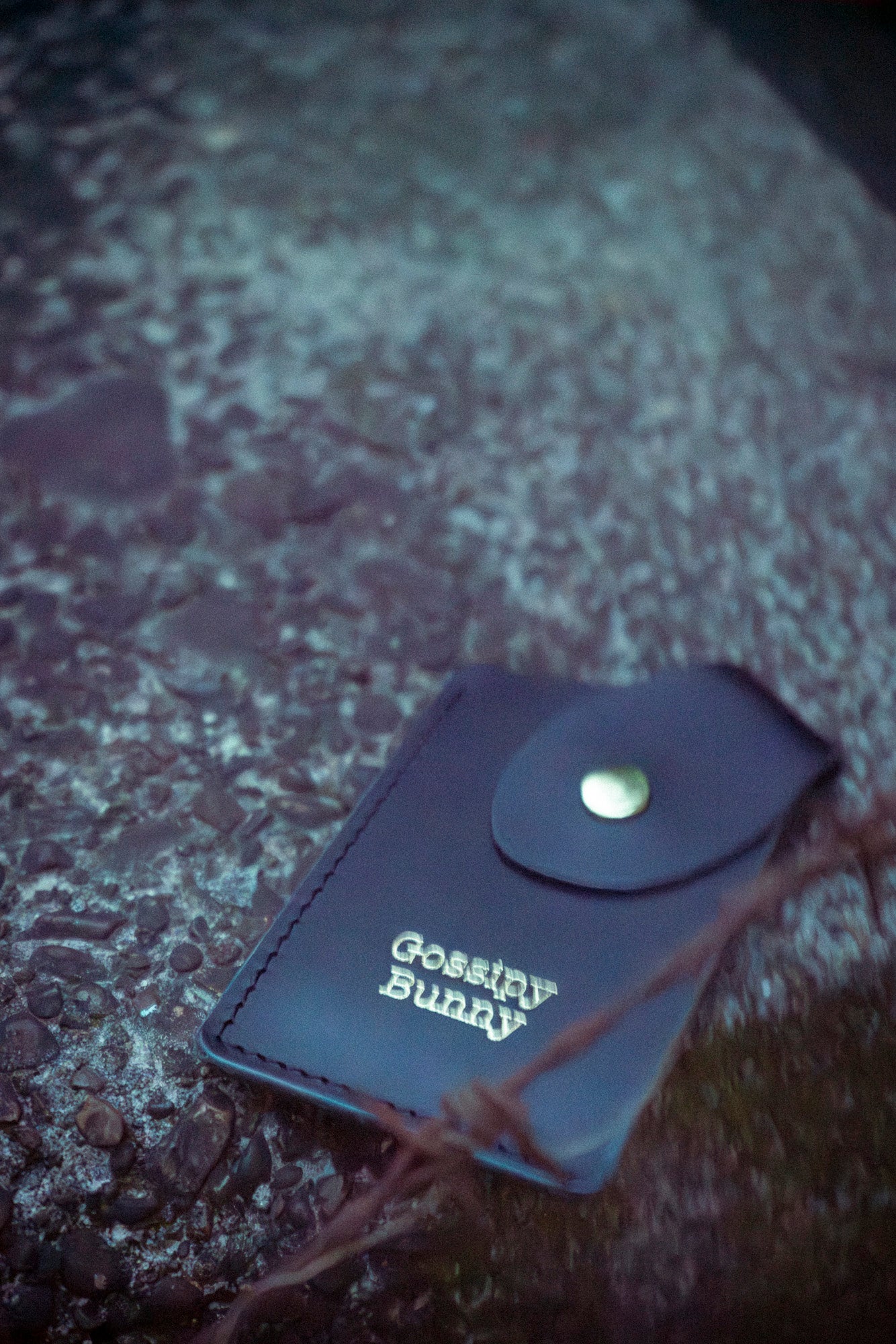 Roavan（ローバン） Gossipy Bunny（ゴシッピーバニー） Tricksy（トリクシー） カードケース。日本製ブラックレザーを使用し、名刺やICカードを収納できるウサギ耳フラップ付きのカードケース。