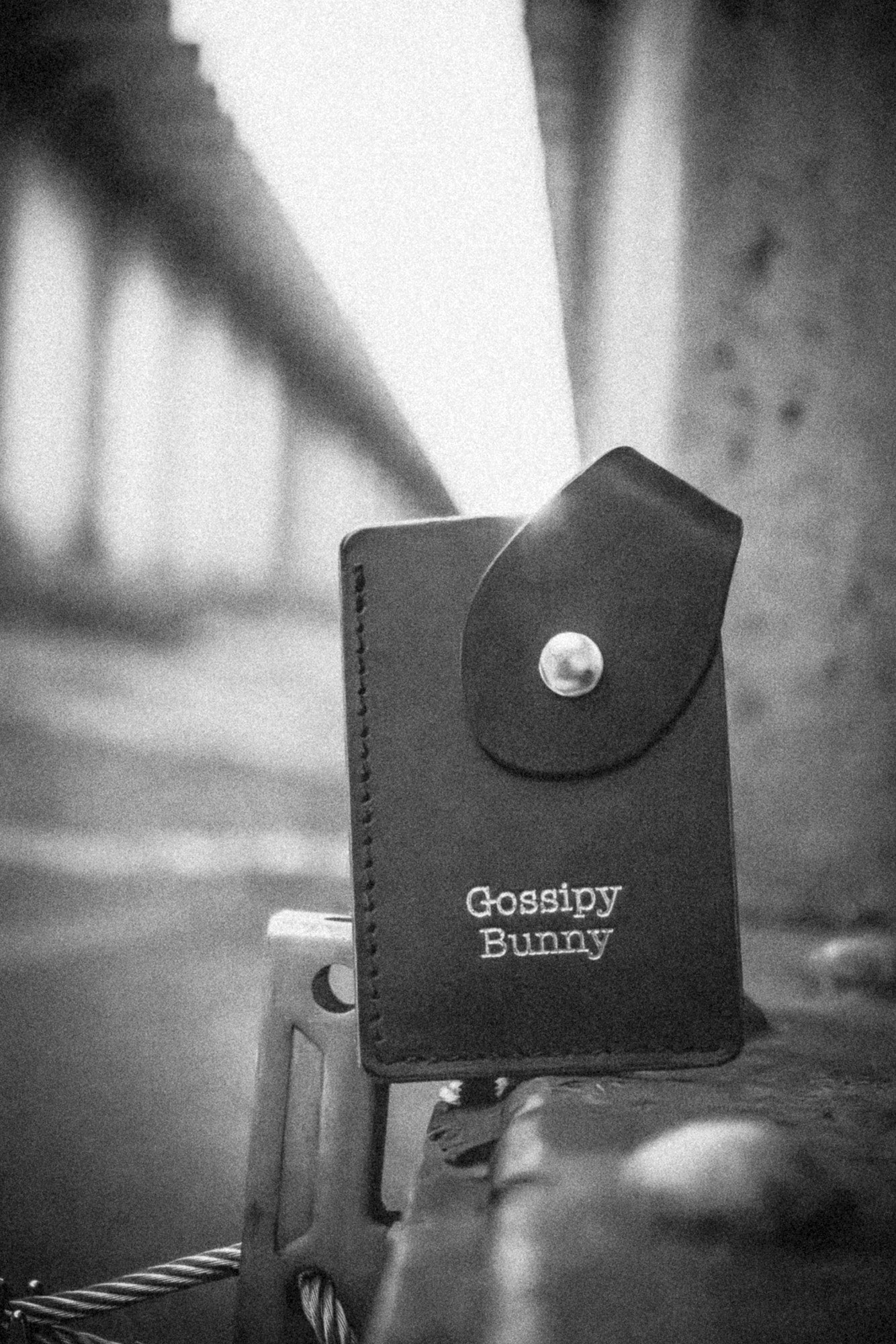 Roavan（ローバン） Gossipy Bunny（ゴシッピーバニー） Tricksy（トリクシー） カードケース。日本製ブラックレザーを使用し、名刺やICカードを収納できるウサギ耳フラップ付きのカードケース。