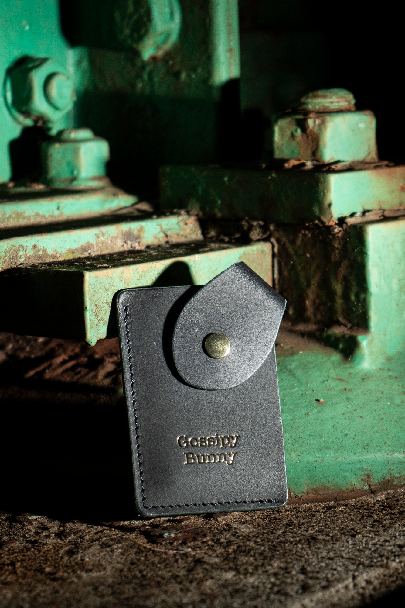 Roavan（ローバン） Gossipy Bunny（ゴシッピーバニー） Tricksy（トリクシー） カードケース。日本製ブラックレザーを使用し、名刺やICカードを収納できるウサギ耳フラップ付きのカードケース。