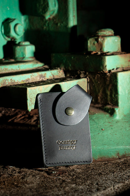 Roavan（ローバン） Gossipy Bunny（ゴシッピーバニー） Tricksy（トリクシー） カードケース。日本製ブラックレザーを使用し、名刺やICカードを収納できるウサギ耳フラップ付きのカードケース。