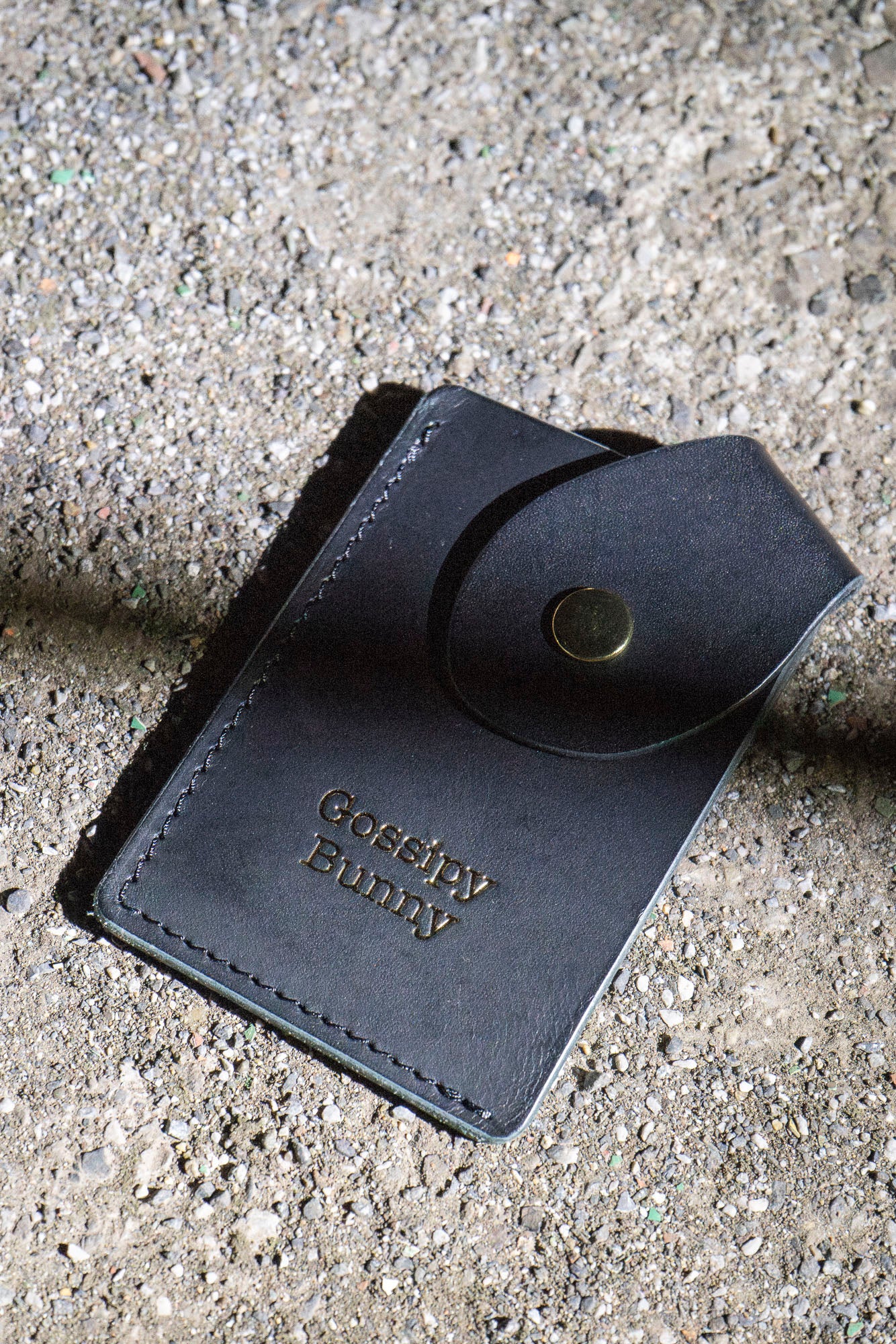 Roavan（ローバン） Gossipy Bunny（ゴシッピーバニー） Tricksy（トリクシー） カードケース。日本製ブラックレザーを使用し、名刺やICカードを収納できるウサギ耳フラップ付きのカードケース。