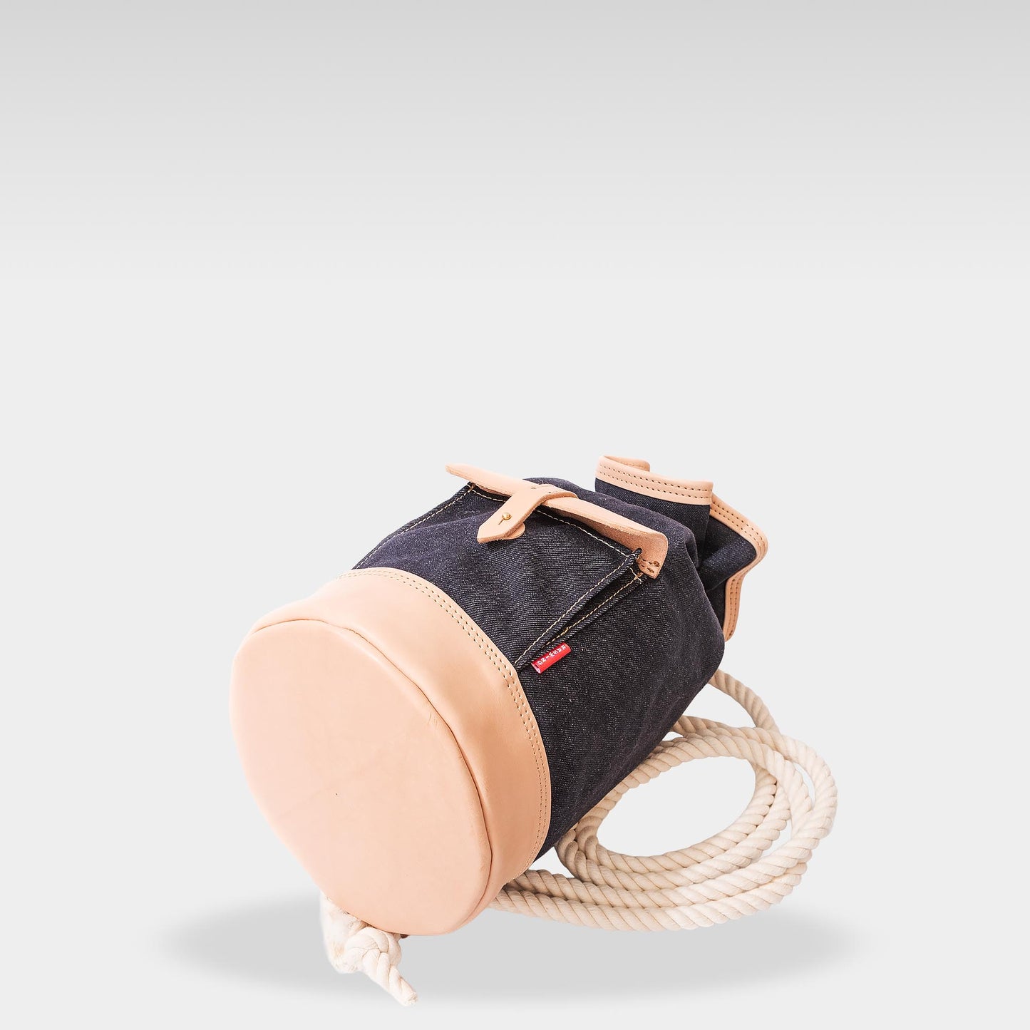 Roavan（ローバン） RASWING（ラスウィング） Duffra（ダフラ） ダッフルバッグ・ボンサック・レザーバッグ。
栃木レザーと倉敷デニムを組み合わせた国産ハンドメイドバッグ。
生成りヌメ革と反応染めデニムによる耐久性とエイジングを楽しめるデザイン。