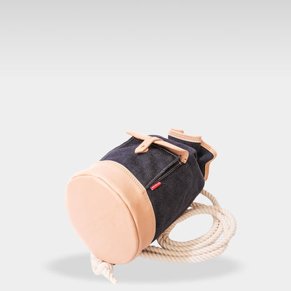 Roavan（ローバン） RASWING（ラスウィング） Duffra（ダフラ） ダッフルバッグ・ボンサック・レザーバッグ。
栃木レザーと倉敷デニムを組み合わせた国産ハンドメイドバッグ。
生成りヌメ革と反応染めデニムによる耐久性とエイジングを楽しめるデザイン。