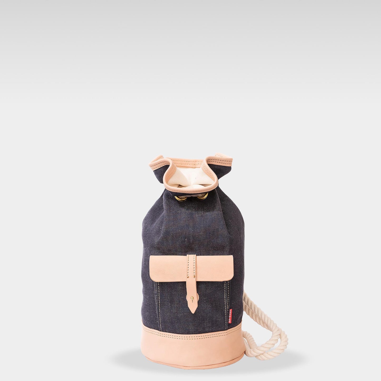 Roavan（ローバン） RASWING（ラスウィング） Duffra（ダフラ） ダッフルバッグ・ボンサック・レザーバッグ。
栃木レザーと倉敷デニムを組み合わせた国産ハンドメイドバッグ。
生成りヌメ革と反応染めデニムによる耐久性とエイジングを楽しめるデザイン。