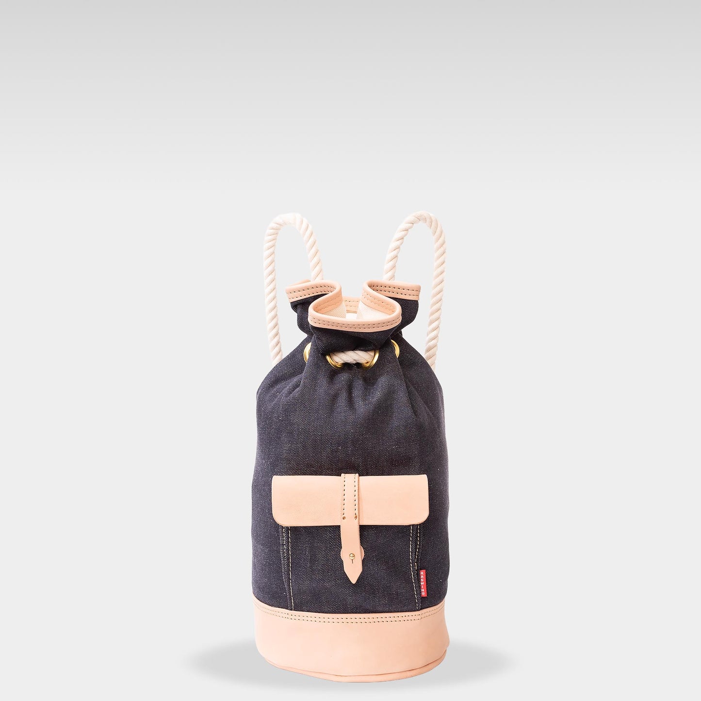 Roavan（ローバン） RASWING（ラスウィング） Duffra（ダフラ） ダッフルバッグ・ボンサック・レザーバッグ。
栃木レザーと倉敷デニムを組み合わせた国産ハンドメイドバッグ。
生成りヌメ革と反応染めデニムによる耐久性とエイジングを楽しめるデザイン。