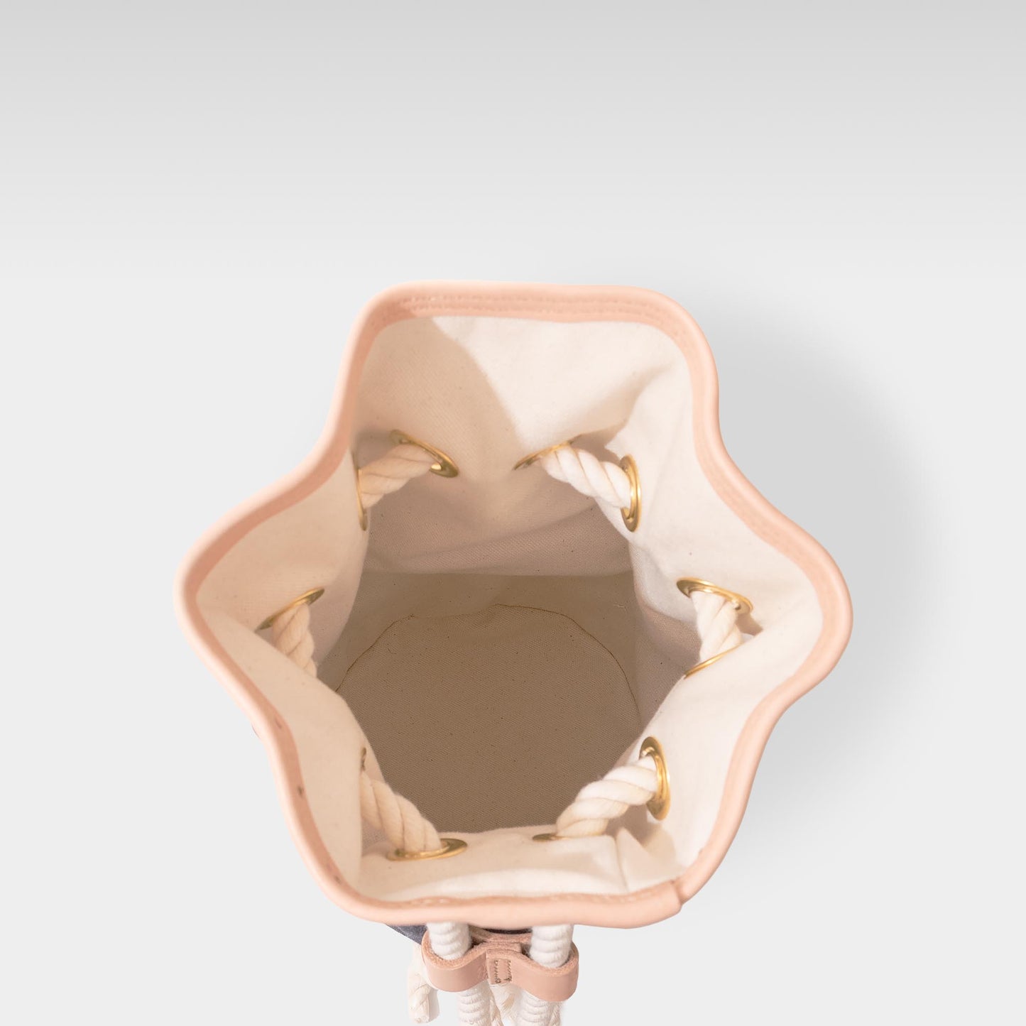 Roavan（ローバン） RASWING（ラスウィング） Duffra（ダフラ） ダッフルバッグ・ボンサック・レザーバッグ。
栃木レザーと倉敷デニムを組み合わせた国産ハンドメイドバッグ。
生成りヌメ革と反応染めデニムによる耐久性とエイジングを楽しめるデザイン。