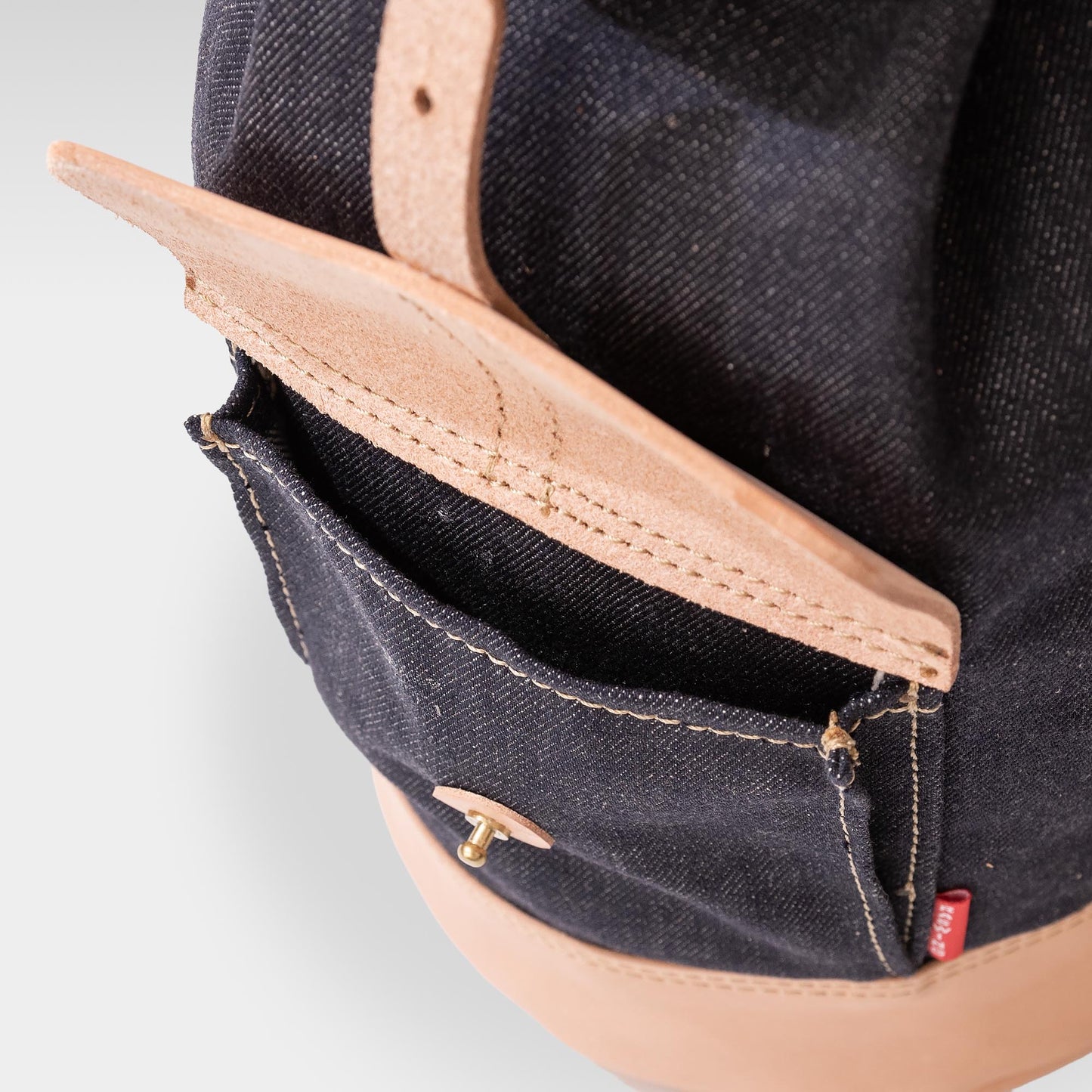 Roavan（ローバン） RASWING（ラスウィング） Duffra（ダフラ） ボンサック・レザーバッグ。
栃木レザーと倉敷デニムを組み合わせた国産ハンドメイドバッグ。
生成りヌメ革と反応染めデニムによる耐久性とエイジングを楽しめるデザイン。