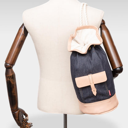 Roavan（ローバン） RASWING（ラスウィング） Duffra（ダフラ） ダッフルバッグ・ボンサック・レザーバッグ。
栃木レザーと倉敷デニムを組み合わせた国産ハンドメイドバッグ。
生成りヌメ革と反応染めデニムによる耐久性とエイジングを楽しめるデザイン。