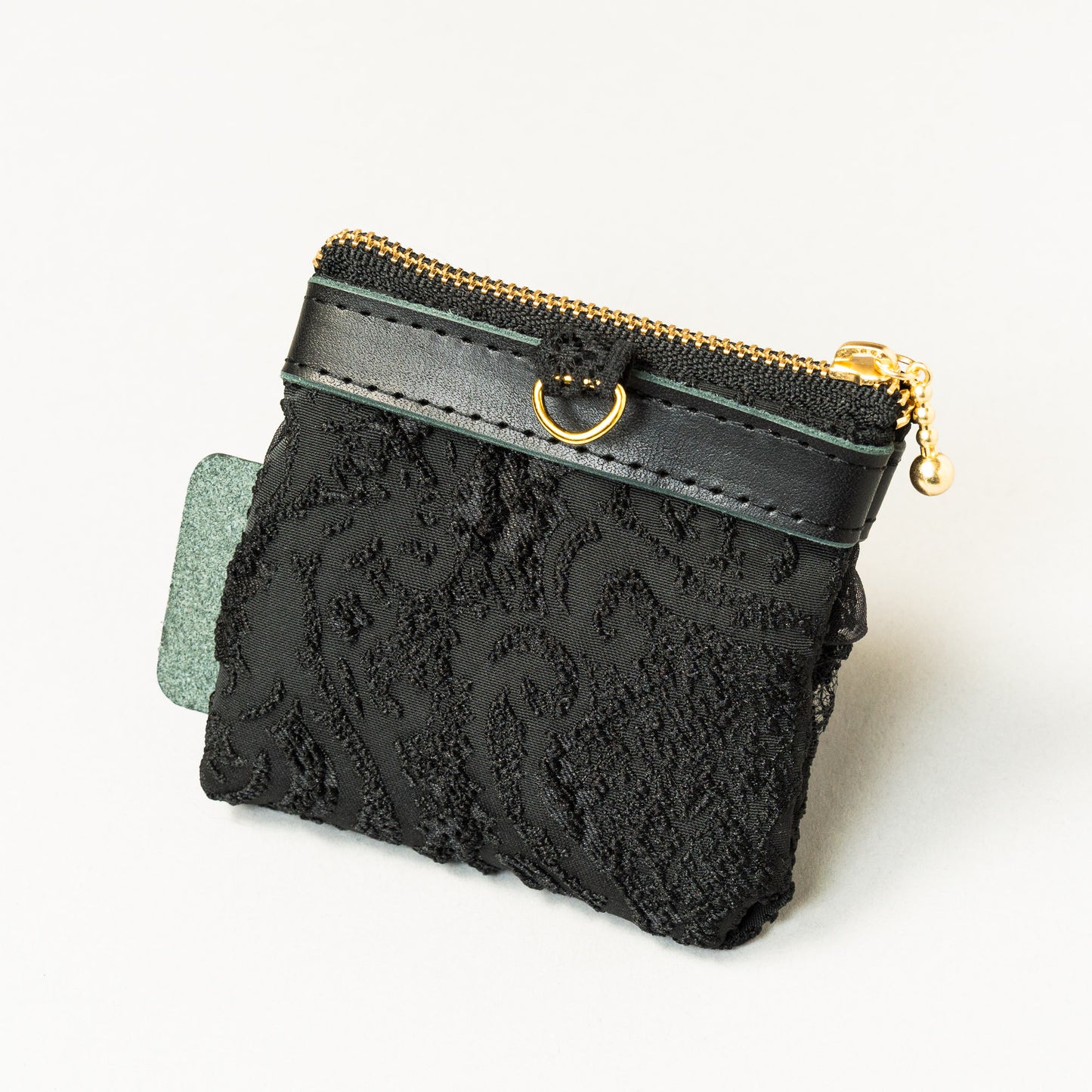 Fleur de Nuit Mini Pouch（フルール・ド・ニュイ ミニ ポーチ）｜黒ジャガード生地とレースを重ねたViiveliaのミニポーチ。小銭やリップなどの小物収納に使えるコンパクトポーチ。
