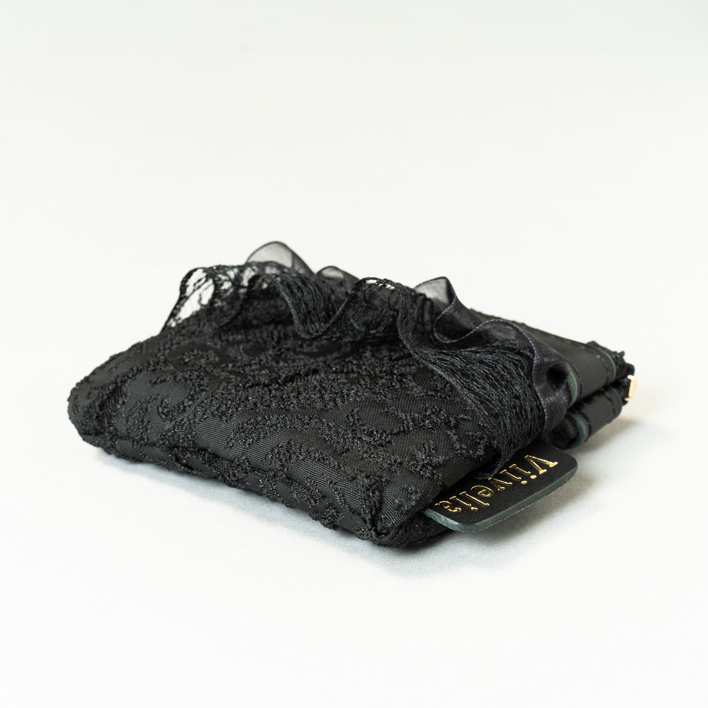 Fleur de Nuit Mini Pouch（フルール・ド・ニュイ ミニ ポーチ）｜黒ジャガード生地とレースを重ねたViiveliaのミニポーチ。小銭やリップなどの小物収納に使えるコンパクトポーチ。