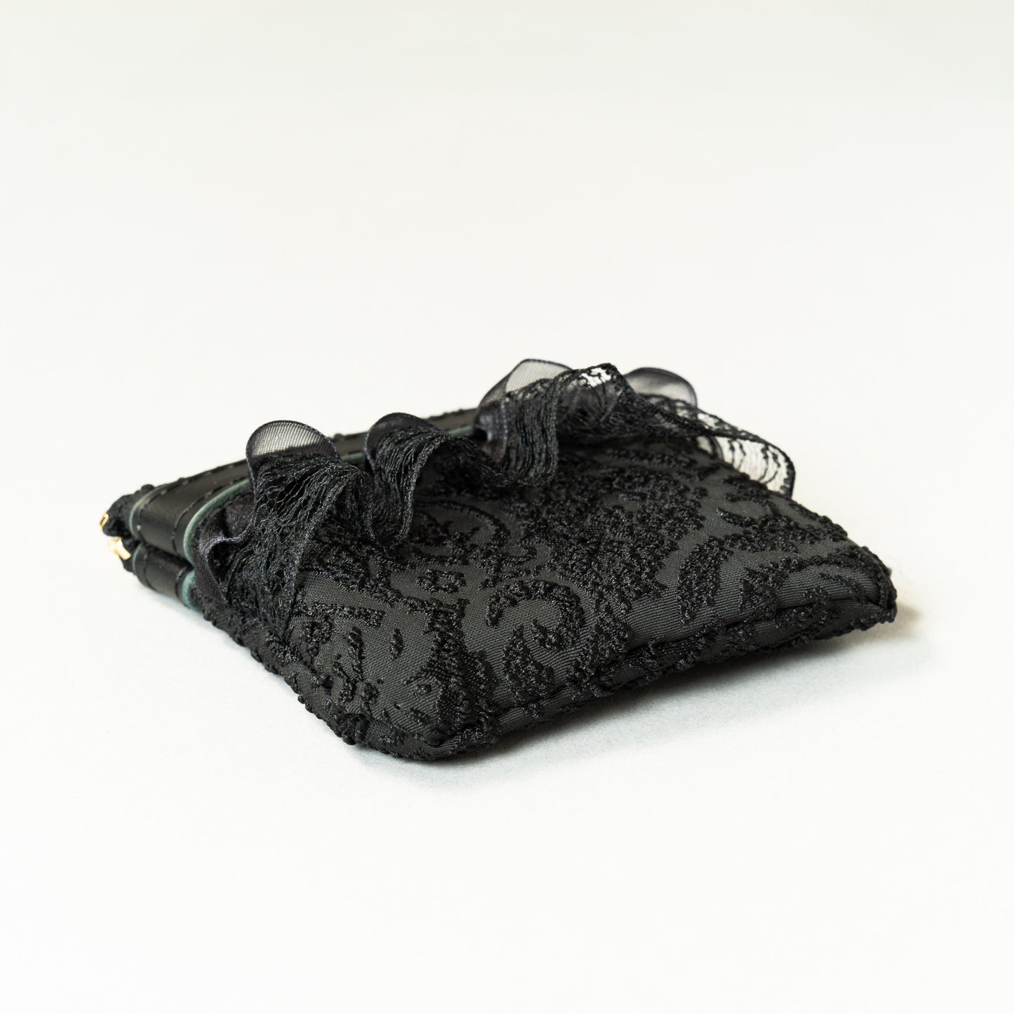 Fleur de Nuit Mini Pouch（フルール・ド・ニュイ ミニ ポーチ）｜黒ジャガード生地とレースを重ねたViiveliaのミニポーチ。小銭やリップなどの小物収納に使えるコンパクトポーチ。