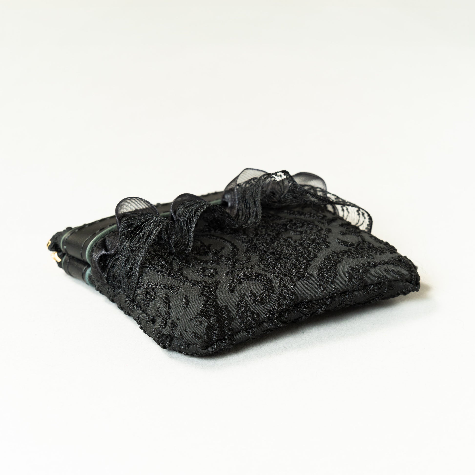 Fleur de Nuit Mini Pouch（フルール・ド・ニュイ ミニ ポーチ）｜黒ジャガード生地とレースを重ねたViiveliaのミニポーチ。小銭やリップなどの小物収納に使えるコンパクトポーチ。