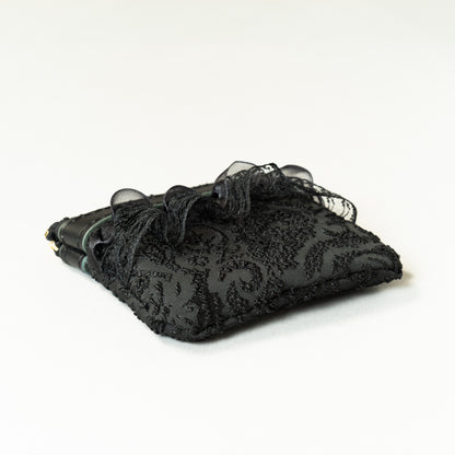 Fleur de Nuit Mini Pouch（フルール・ド・ニュイ ミニ ポーチ）｜黒ジャガード生地とレースを重ねたViiveliaのミニポーチ。小銭やリップなどの小物収納に使えるコンパクトポーチ。
