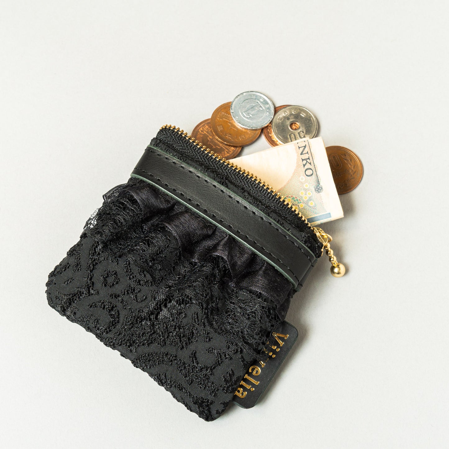 Fleur de Nuit Mini Pouch（フルール・ド・ニュイ ミニ ポーチ）｜黒ジャガード生地とレースを重ねたViiveliaのミニポーチ。小銭やリップなどの小物収納に使えるコンパクトポーチ。