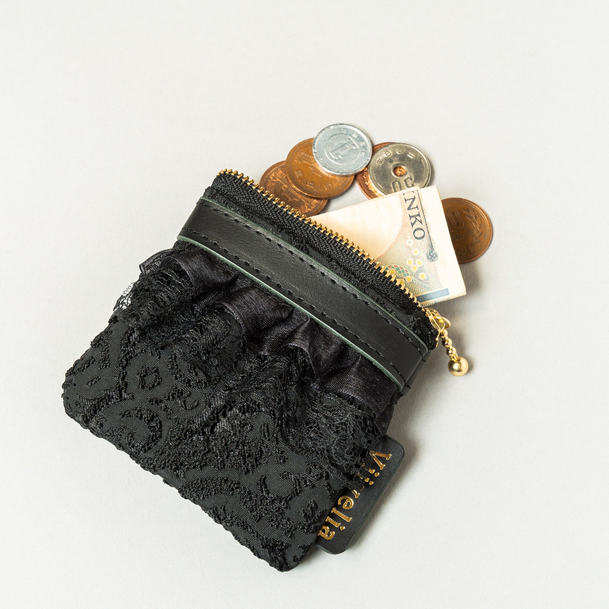 Fleur de Nuit Mini Pouch（フルール・ド・ニュイ ミニ ポーチ）｜黒ジャガード生地とレースを重ねたViiveliaのミニポーチ。小銭やリップなどの小物収納に使えるコンパクトポーチ。