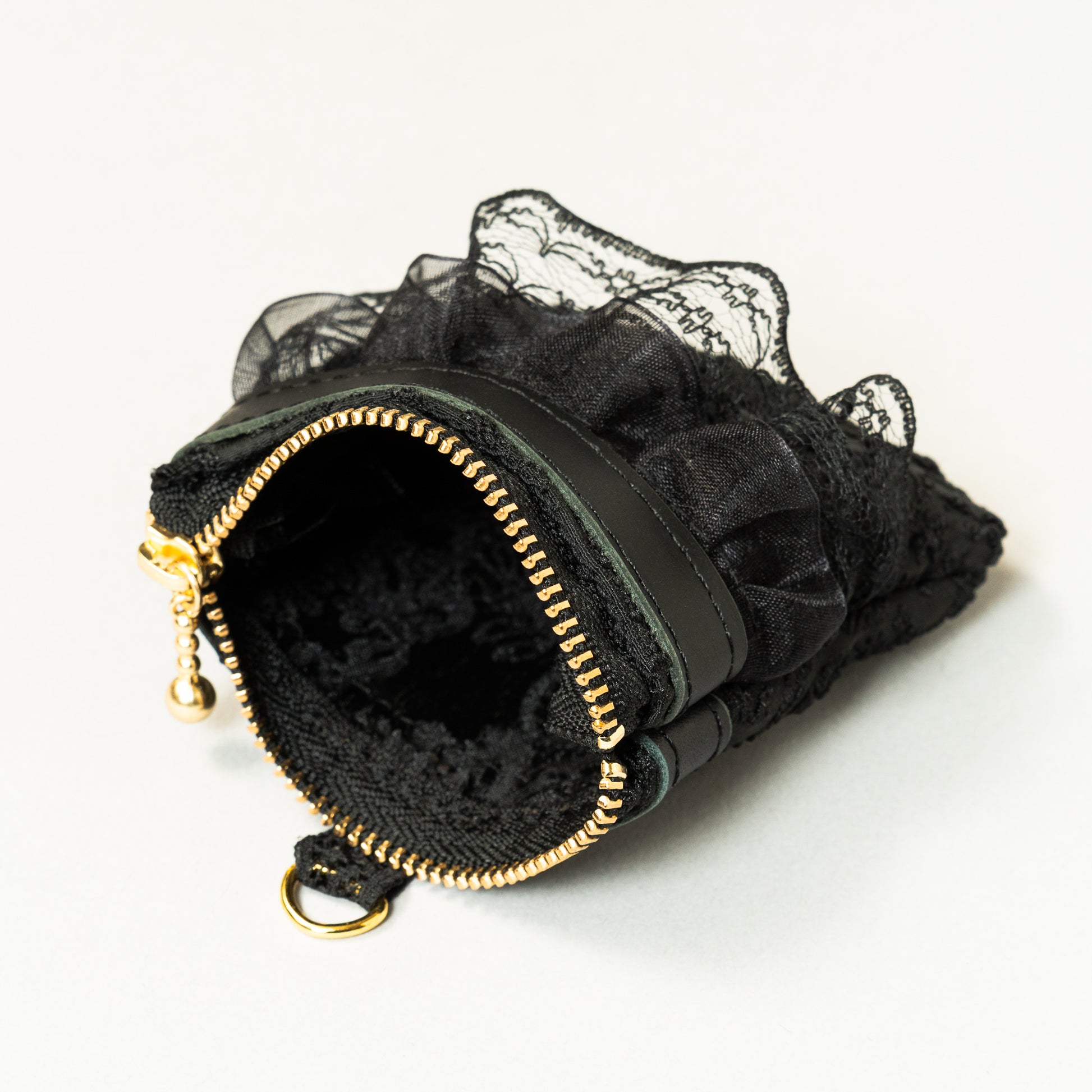 Fleur de Nuit Mini Pouch（フルール・ド・ニュイ ミニ ポーチ）｜黒ジャガード生地とレースを重ねたViiveliaのミニポーチ。小銭やリップなどの小物収納に使えるコンパクトポーチ。