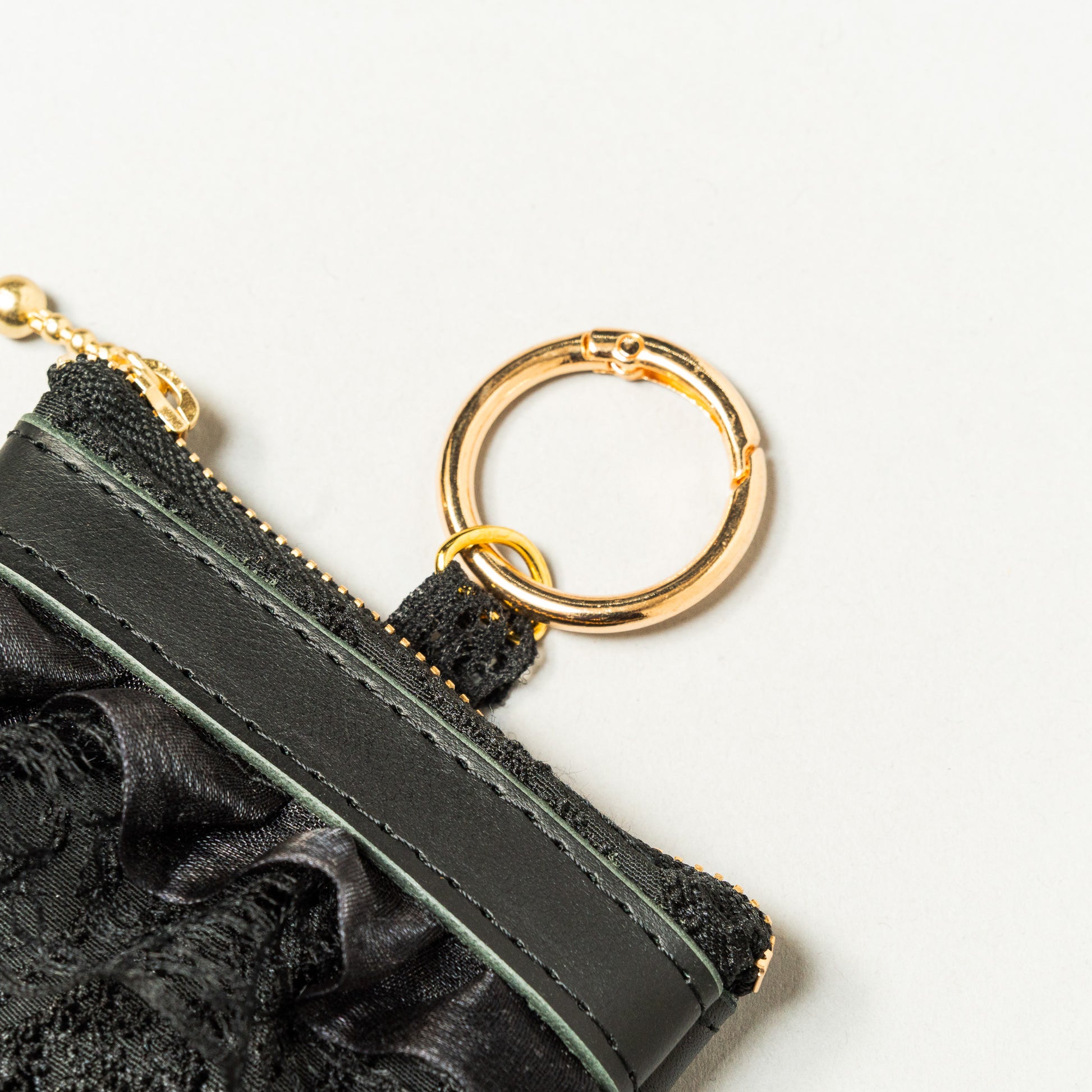 Fleur de Nuit Mini Pouch（フルール・ド・ニュイ ミニ ポーチ）｜黒ジャガード生地とレースを重ねたViiveliaのミニポーチ。小銭やリップなどの小物収納に使えるコンパクトポーチ。