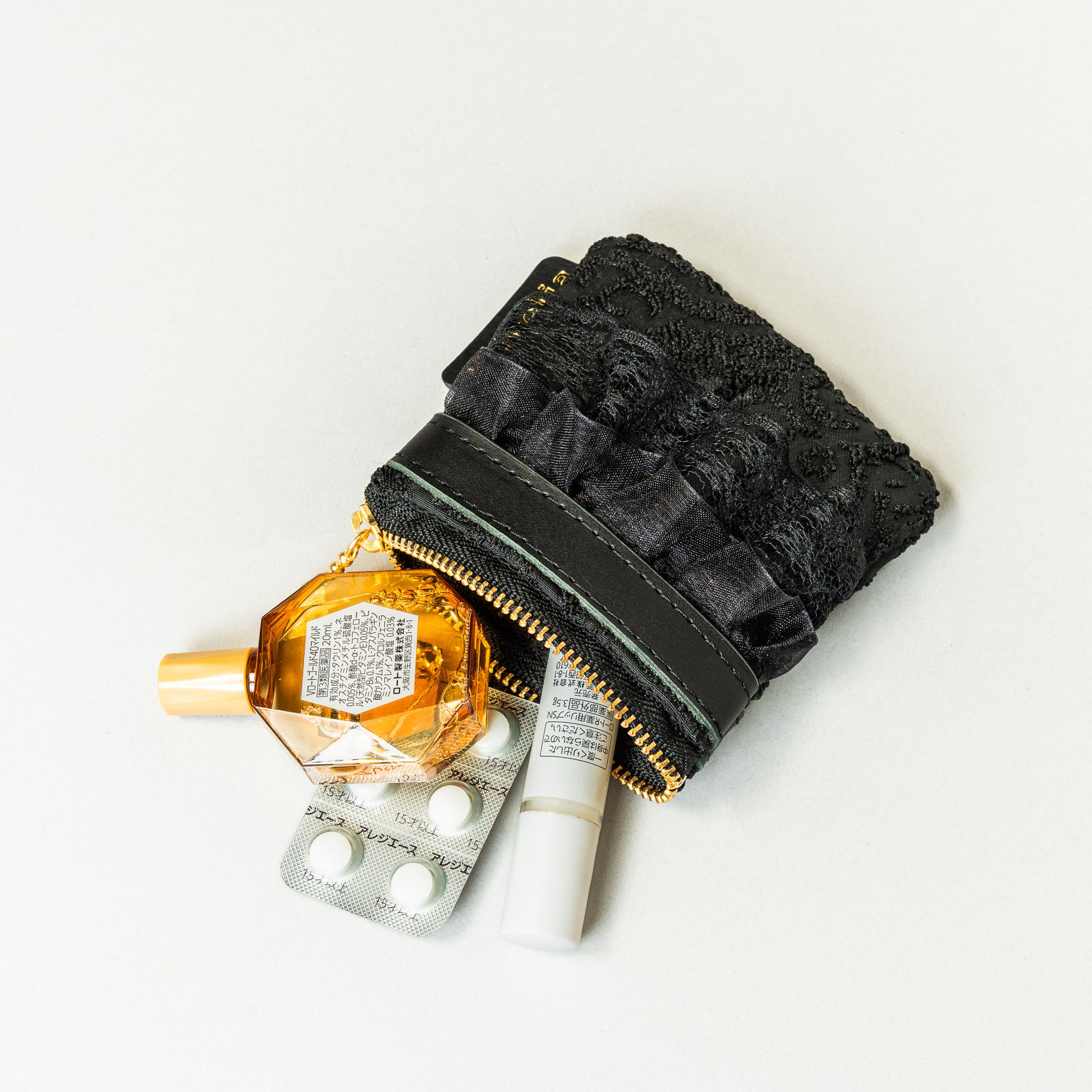 Fleur de Nuit Mini Pouch（フルール・ド・ニュイ ミニ ポーチ）｜黒ジャガード生地とレースを重ねたViiveliaのミニポーチ。小銭やリップなどの小物収納に使えるコンパクトポーチ。