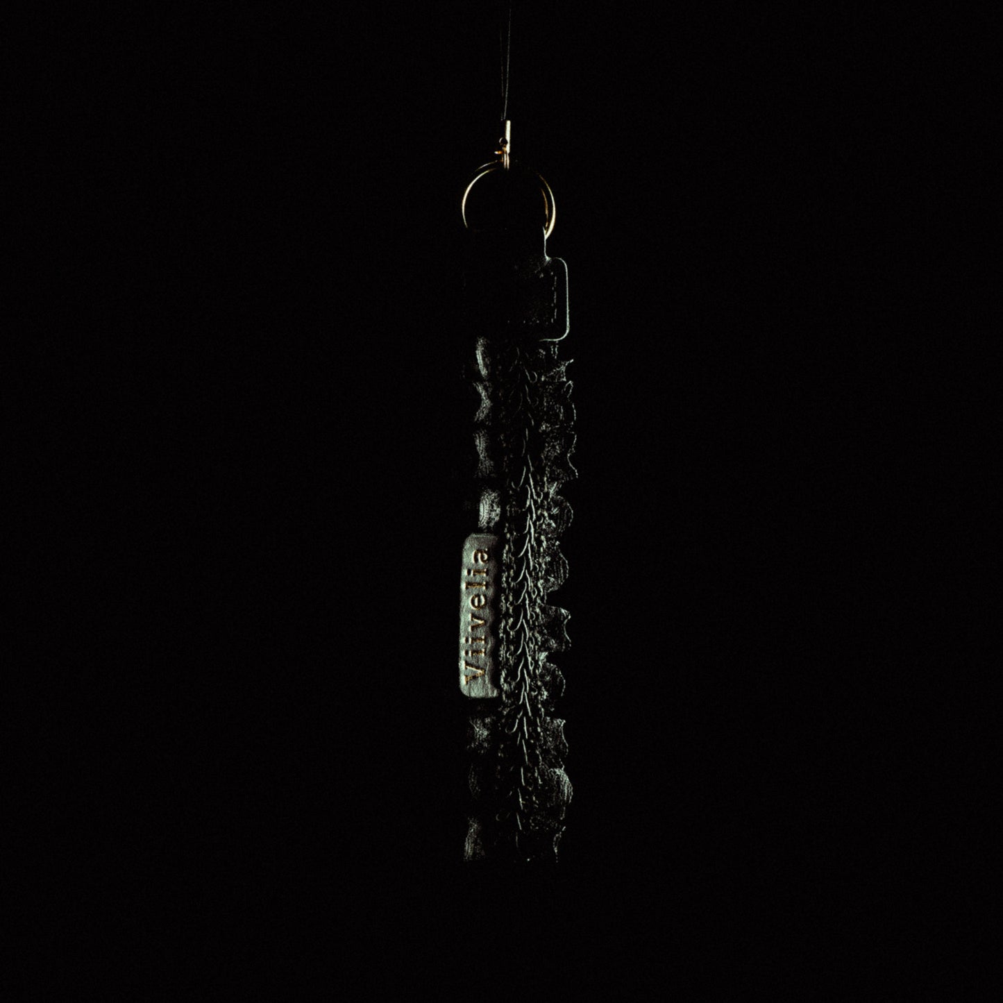 Fleur de Nuit Strap（フルール・ド・ニュイ ストラップ）｜黒レースを重ねて花びらのような雰囲気に仕上げたViiveliaのストラップ。スマートフォンやキーホルダーなどに取り付け可能。