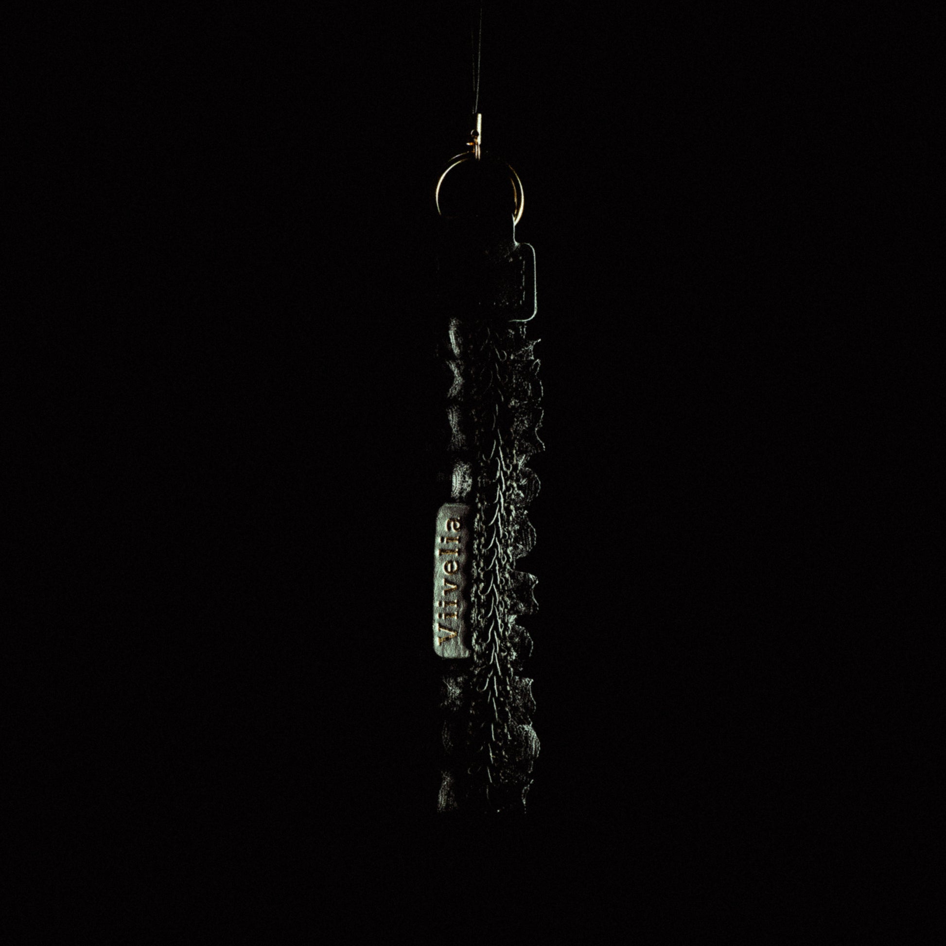 Fleur de Nuit Strap（フルール・ド・ニュイ ストラップ）｜黒レースを重ねて花びらのような雰囲気に仕上げたViiveliaのストラップ。スマートフォンやキーホルダーなどに取り付け可能。
