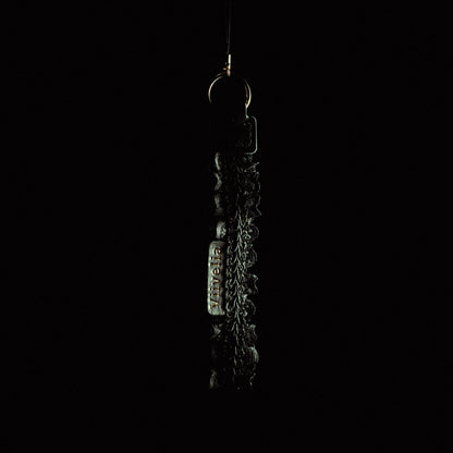 Fleur de Nuit Strap（フルール・ド・ニュイ ストラップ）｜黒レースを重ねて花びらのような雰囲気に仕上げたViiveliaのストラップ。スマートフォンやキーホルダーなどに取り付け可能。