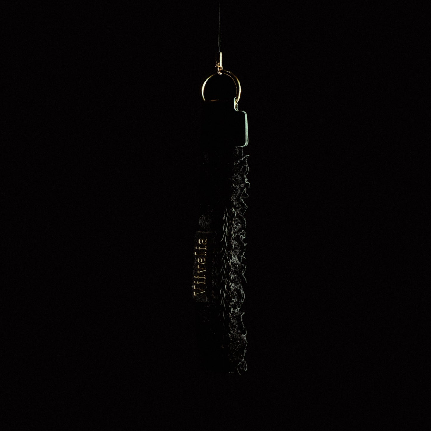 Fleur de Nuit Strap（フルール・ド・ニュイ ストラップ）｜黒レースを重ねて花びらのような雰囲気に仕上げたViiveliaのストラップ。スマートフォンやキーホルダーなどに取り付け可能。