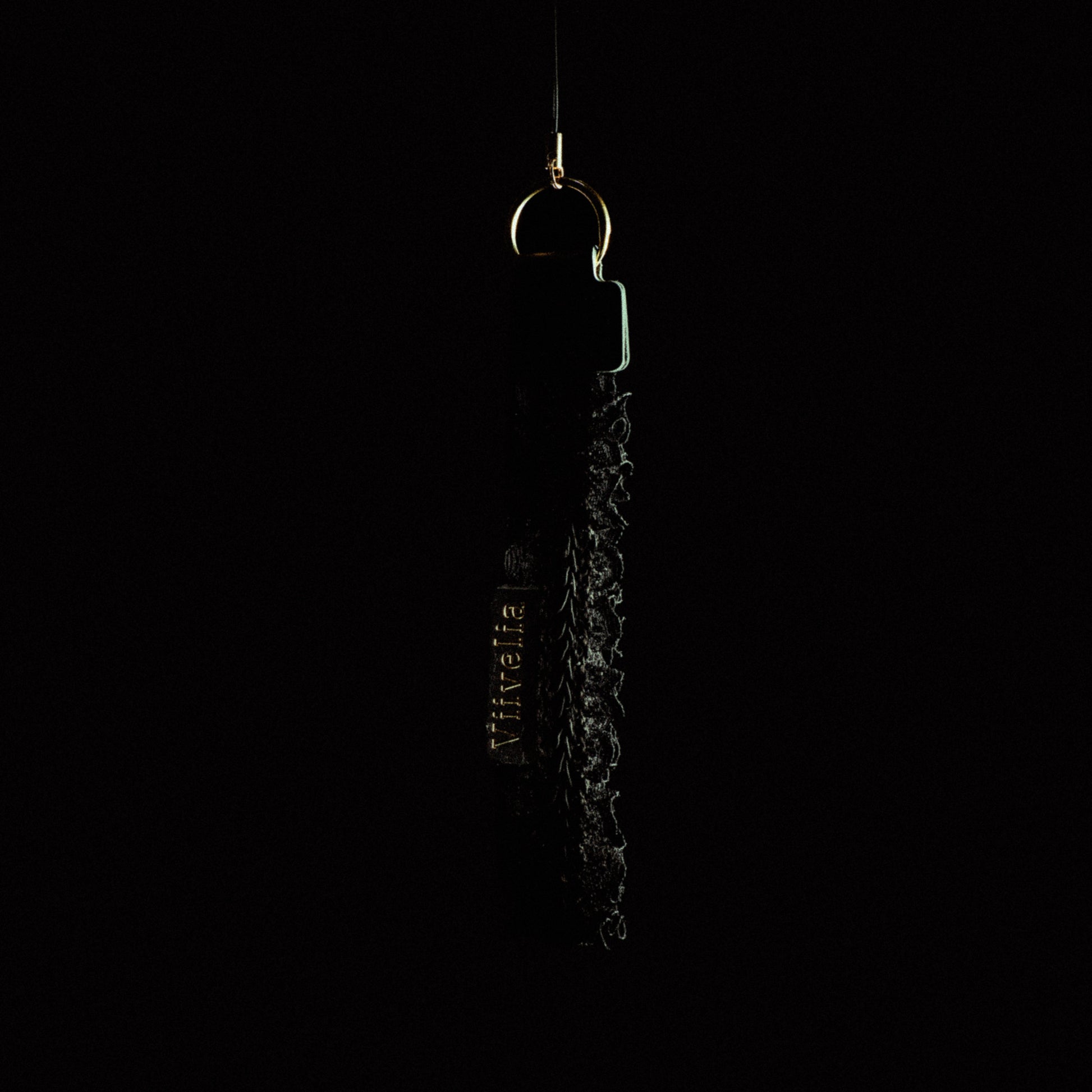 Fleur de Nuit Strap（フルール・ド・ニュイ ストラップ）｜黒レースを重ねて花びらのような雰囲気に仕上げたViiveliaのストラップ。スマートフォンやキーホルダーなどに取り付け可能。