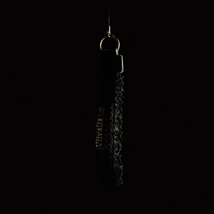 Fleur de Nuit Strap（フルール・ド・ニュイ ストラップ）｜黒レースを重ねて花びらのような雰囲気に仕上げたViiveliaのストラップ。スマートフォンやキーホルダーなどに取り付け可能。