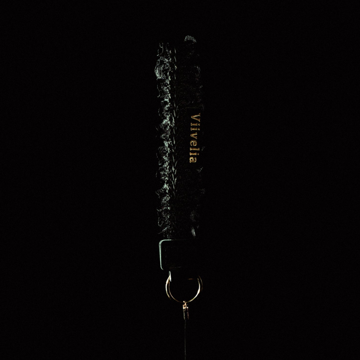 Fleur de Nuit Strap（フルール・ド・ニュイ ストラップ）｜黒レースを重ねて花びらのような雰囲気に仕上げたViiveliaのストラップ。スマートフォンやキーホルダーなどに取り付け可能。