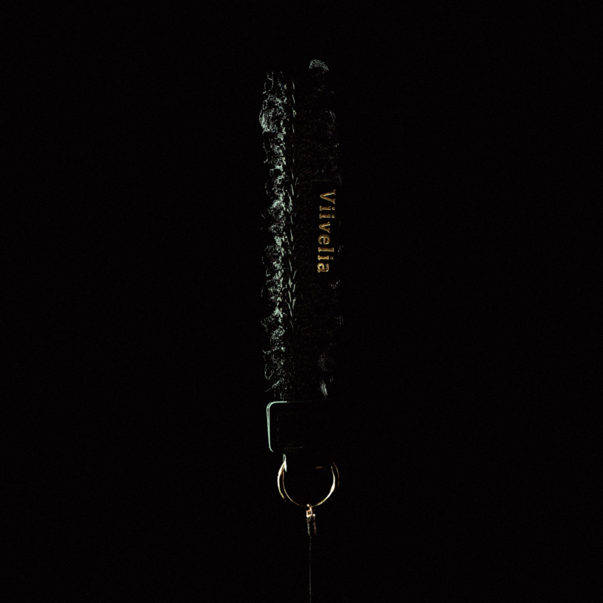 Fleur de Nuit Strap（フルール・ド・ニュイ ストラップ）｜黒レースを重ねて花びらのような雰囲気に仕上げたViiveliaのストラップ。スマートフォンやキーホルダーなどに取り付け可能。