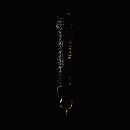 Fleur de Nuit Strap（フルール・ド・ニュイ ストラップ）｜黒レースを重ねて花びらのような雰囲気に仕上げたViiveliaのストラップ。スマートフォンやキーホルダーなどに取り付け可能。
