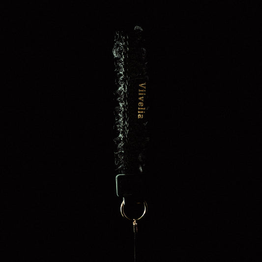 Fleur de Nuit Strap（フルール・ド・ニュイ ストラップ）｜黒レースを重ねて花びらのような雰囲気に仕上げたViiveliaのストラップ。スマートフォンやキーホルダーなどに取り付け可能。