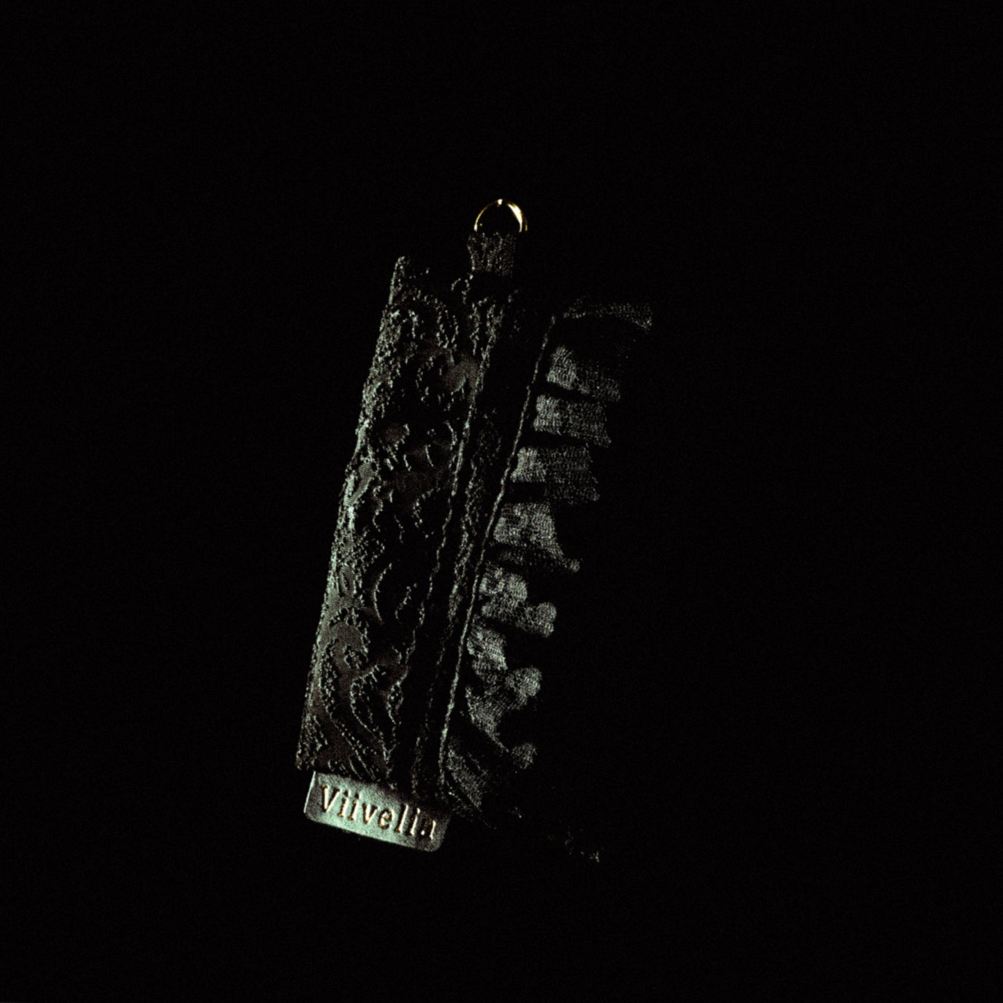Fleur de Nuit Tissue Case（フルール・ド・ニュイ ティッシュケース）｜黒ジャガード生地とレースを重ねたViiveliaのポケットティッシュケース。Dカン付きでストラップやキーホルダー装着可能。