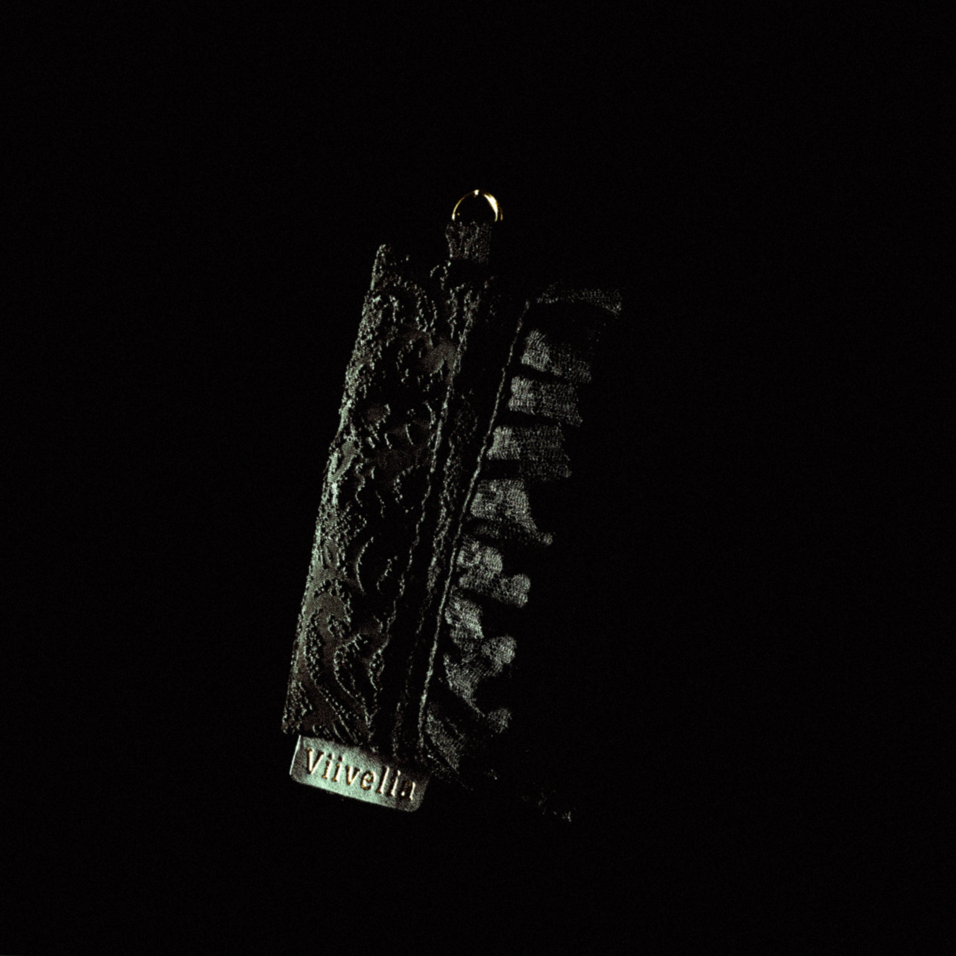Fleur de Nuit Tissue Case（フルール・ド・ニュイ ティッシュケース）｜黒ジャガード生地とレースを重ねたViiveliaのポケットティッシュケース。Dカン付きでストラップやキーホルダー装着可能。
