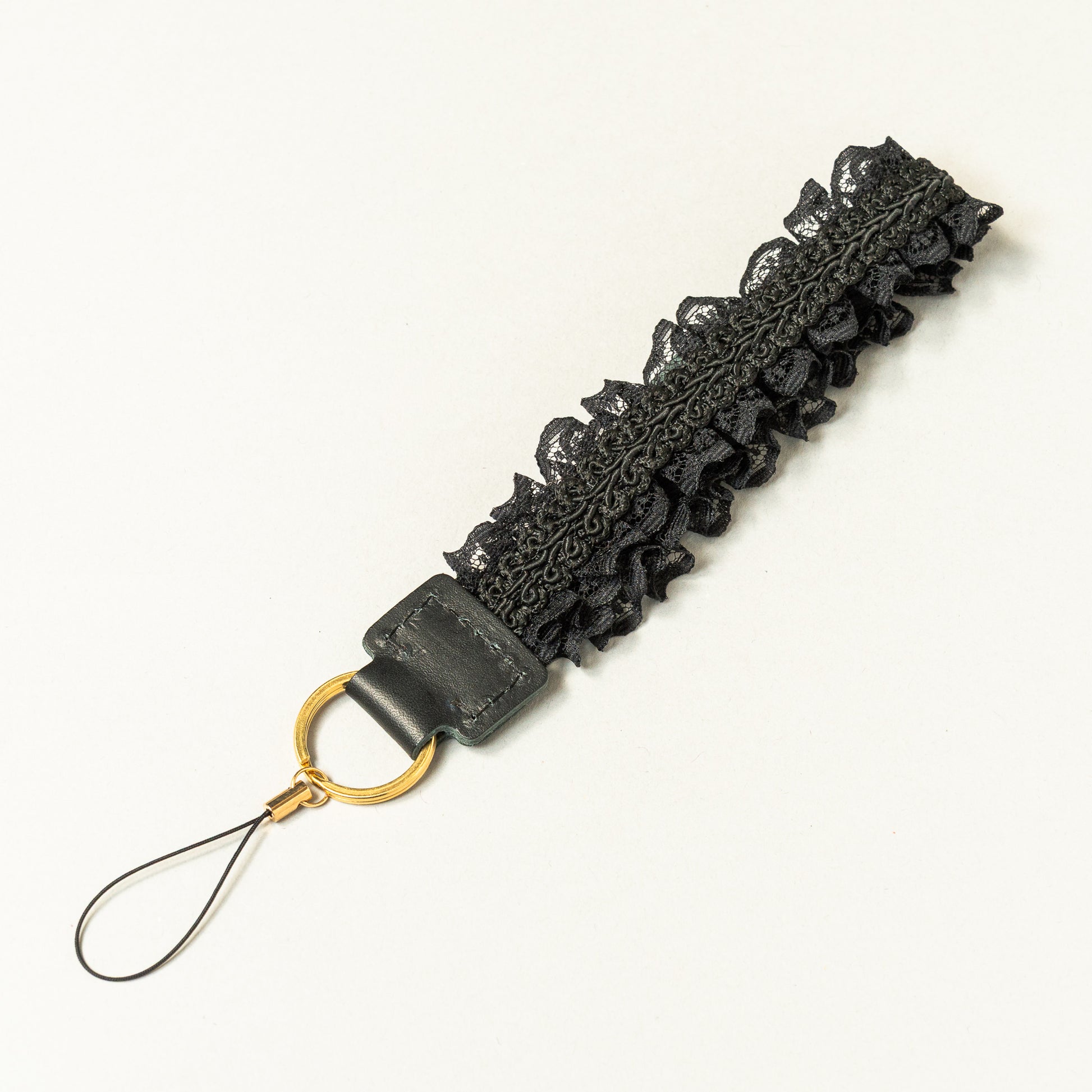 Fleur de Nuit Strap（フルール・ド・ニュイ ストラップ）｜黒レースを重ねて花びらのような雰囲気に仕上げたViiveliaのストラップ。スマートフォンやキーホルダーなどに取り付け可能。