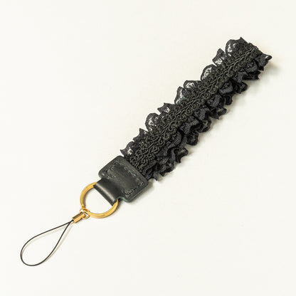 Fleur de Nuit Strap（フルール・ド・ニュイ ストラップ）｜黒レースを重ねて花びらのような雰囲気に仕上げたViiveliaのストラップ。スマートフォンやキーホルダーなどに取り付け可能。