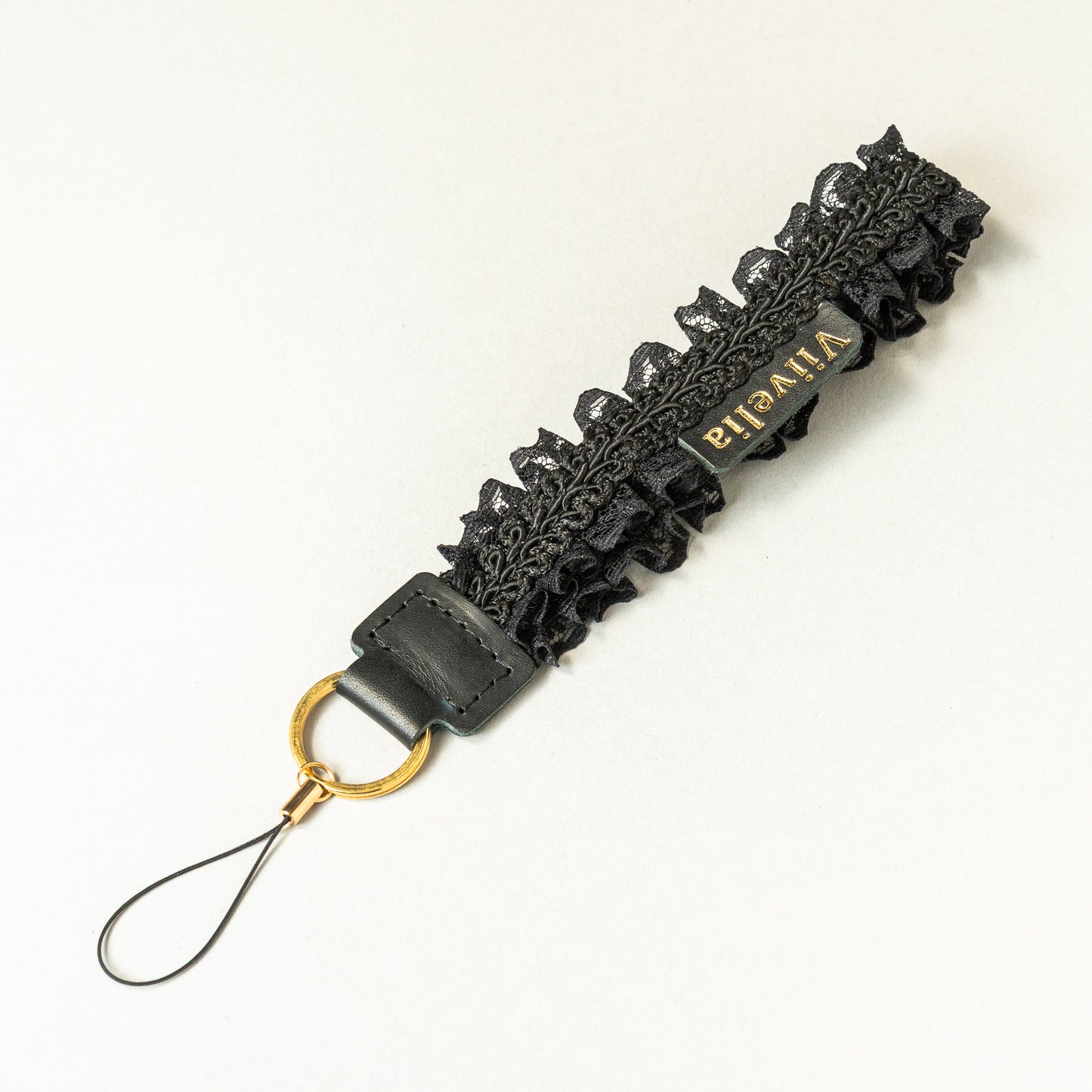 Fleur de Nuit Strap（フルール・ド・ニュイ ストラップ）｜黒レースを重ねて花びらのような雰囲気に仕上げたViiveliaのストラップ。スマートフォンやキーホルダーなどに取り付け可能。