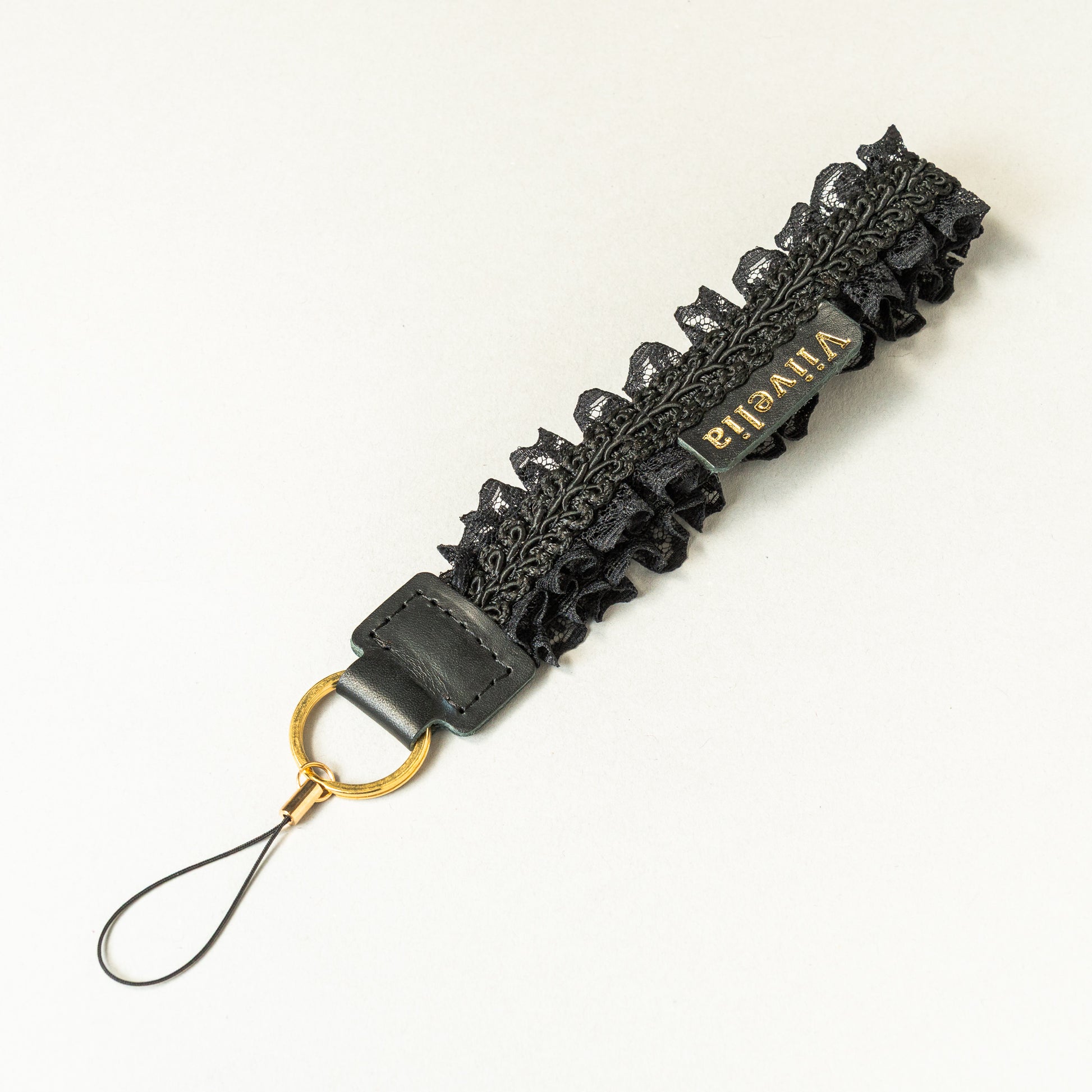 Fleur de Nuit Strap（フルール・ド・ニュイ ストラップ）｜黒レースを重ねて花びらのような雰囲気に仕上げたViiveliaのストラップ。スマートフォンやキーホルダーなどに取り付け可能。