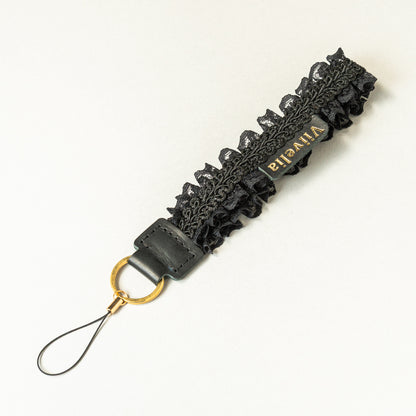 Fleur de Nuit Strap（フルール・ド・ニュイ ストラップ）｜黒レースを重ねて花びらのような雰囲気に仕上げたViiveliaのストラップ。スマートフォンやキーホルダーなどに取り付け可能。