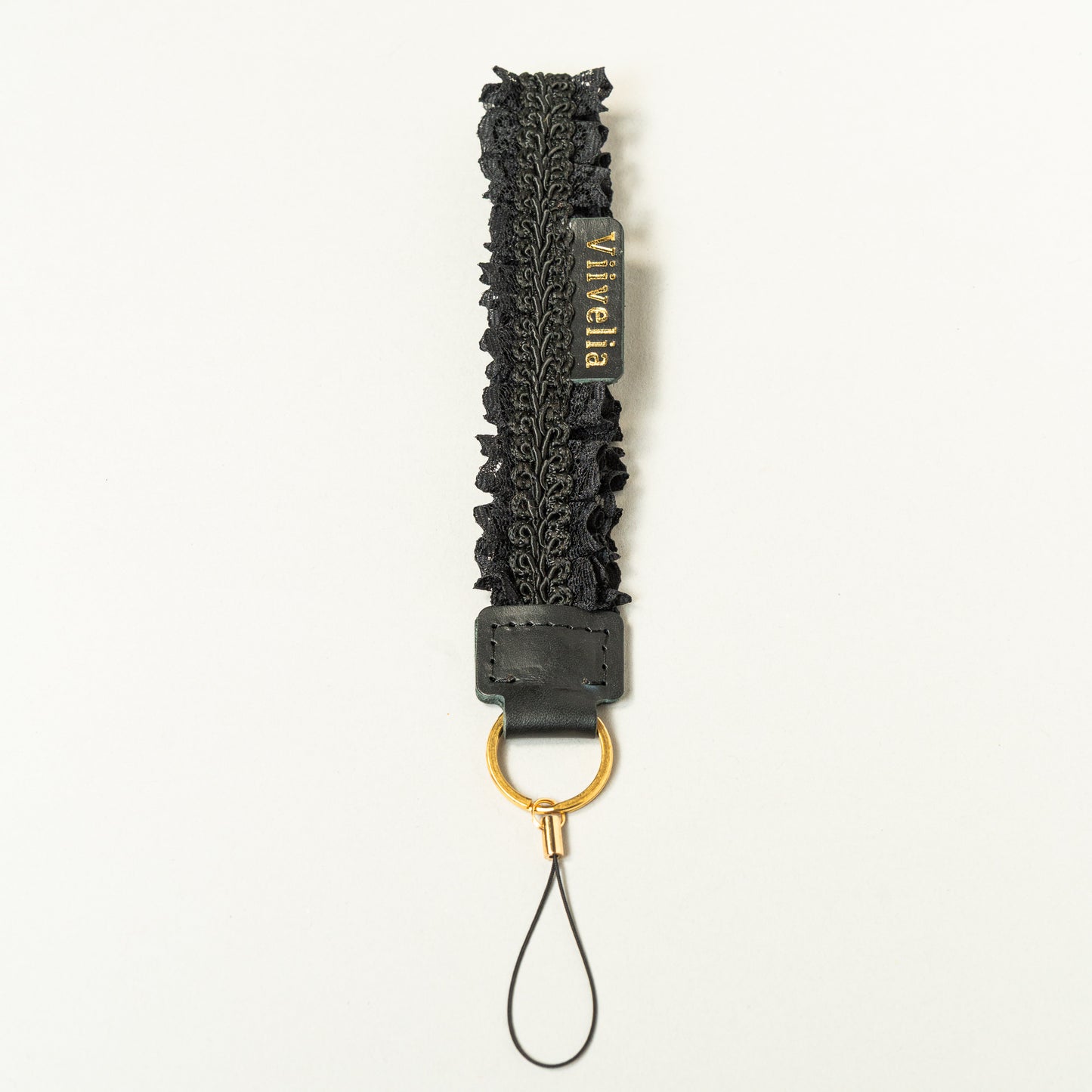 Fleur de Nuit Strap（フルール・ド・ニュイ ストラップ）｜黒レースを重ねて花びらのような雰囲気に仕上げたViiveliaのストラップ。スマートフォンやキーホルダーなどに取り付け可能。