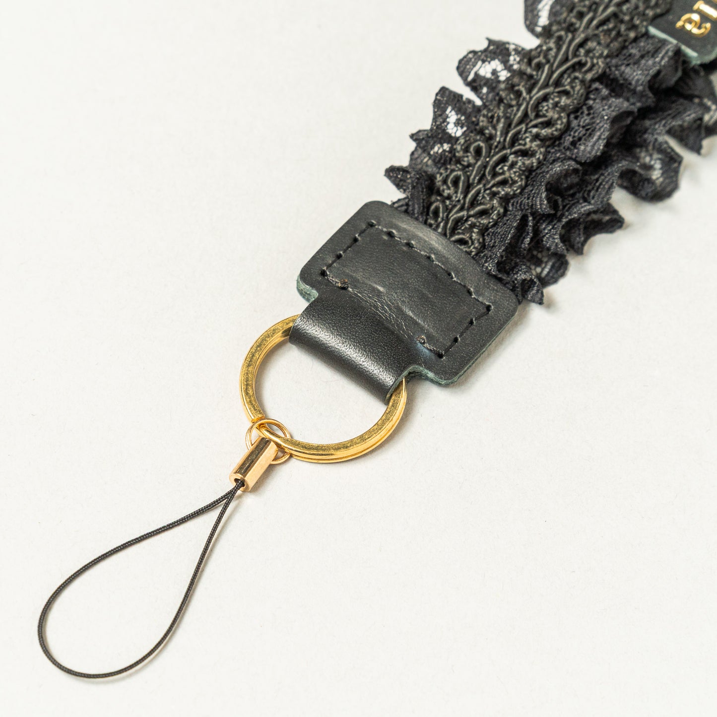 Fleur de Nuit Strap（フルール・ド・ニュイ ストラップ）｜黒レースを重ねて花びらのような雰囲気に仕上げたViiveliaのストラップ。スマートフォンやキーホルダーなどに取り付け可能。