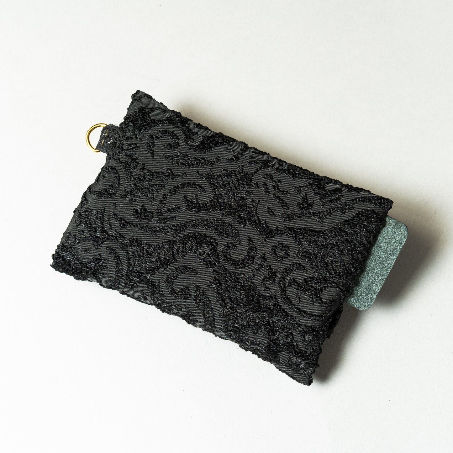 Fleur de Nuit Tissue Case（フルール・ド・ニュイ ティッシュケース）｜黒ジャガード生地とレースを重ねたViiveliaのポケットティッシュケース。Dカン付きでストラップやキーホルダー装着可能。