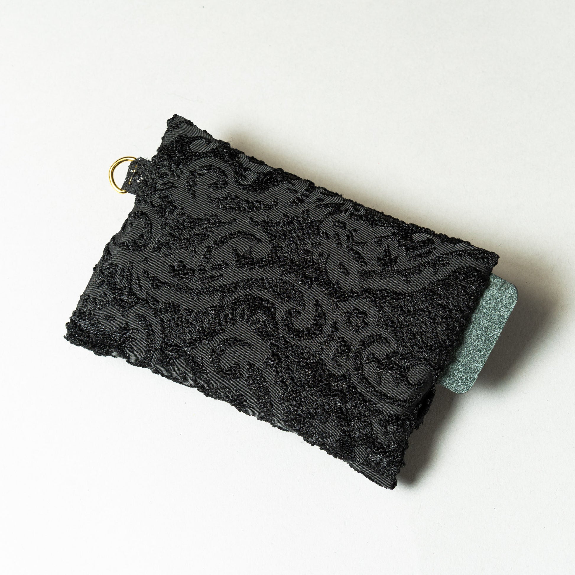 Fleur de Nuit Tissue Case（フルール・ド・ニュイ ティッシュケース）｜黒ジャガード生地とレースを重ねたViiveliaのポケットティッシュケース。Dカン付きでストラップやキーホルダー装着可能。